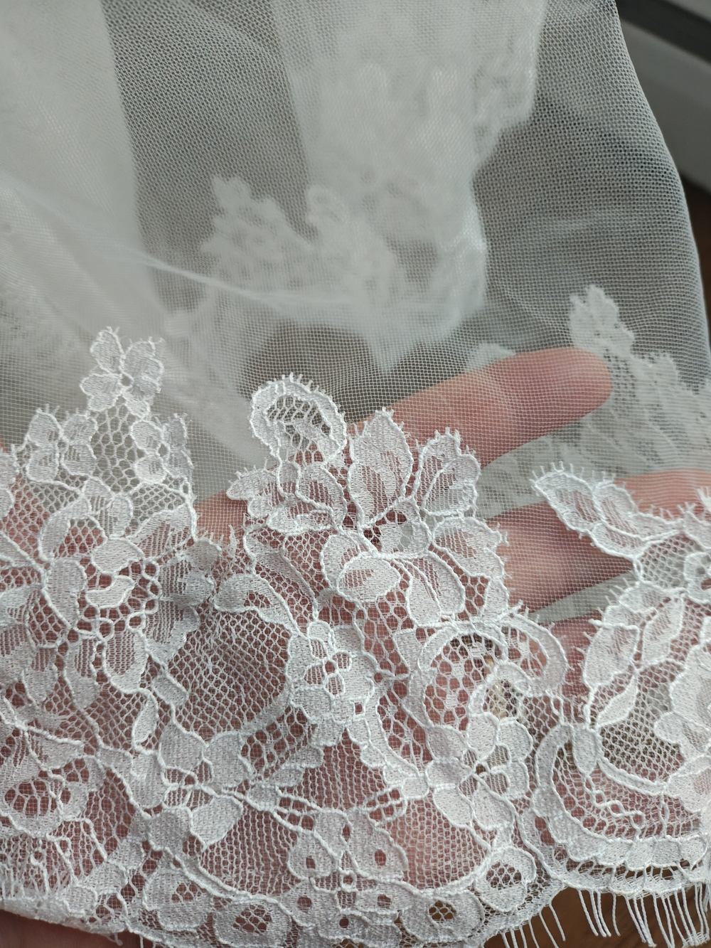 Delicate Lace-Edged Bridal Veil - White - Picture 6 of 11